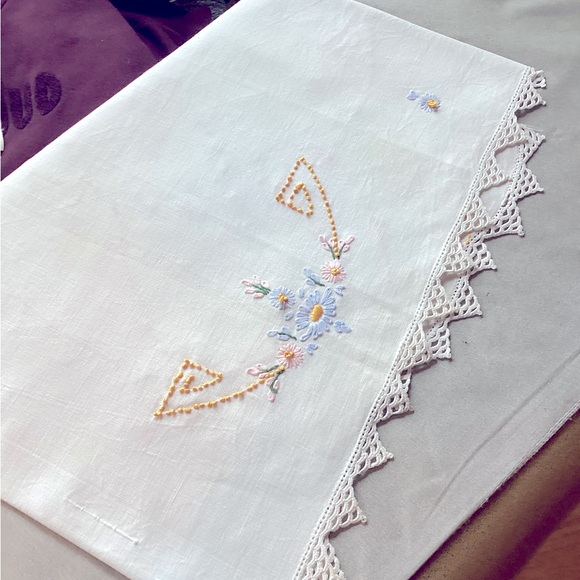 Vintage, hand-stitched table runner. - Picture 1 of 5